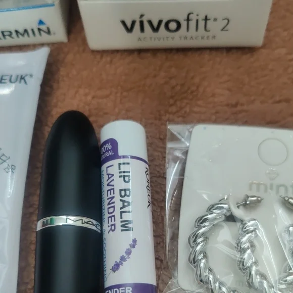 Garmin Vivofit Bands in Red and Blue with Accessories - Picture 12 of 12